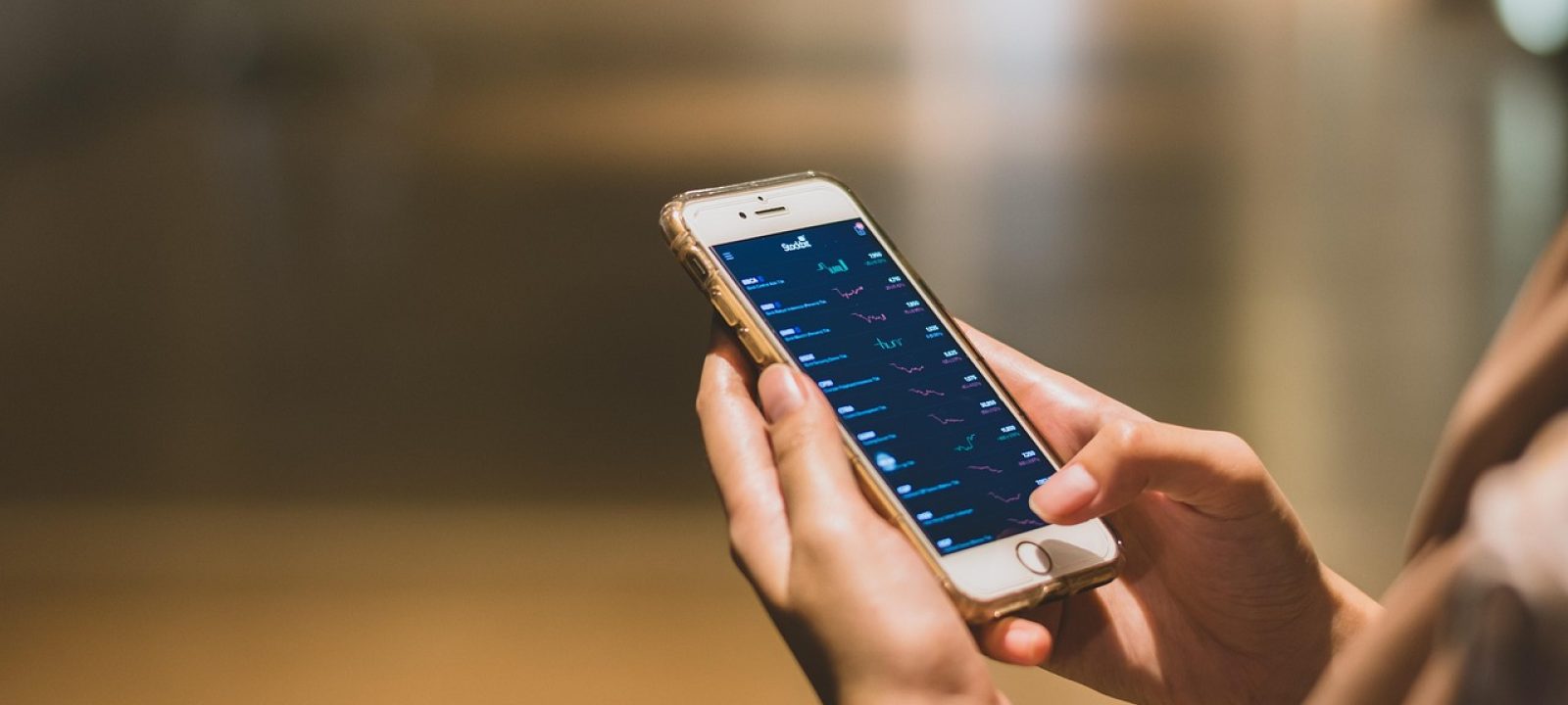 深蓝色调的digdigio数据看板插画，屏幕上排列着资讯条目卡片与更新批次编号，背景是安静的编辑部办公环境
